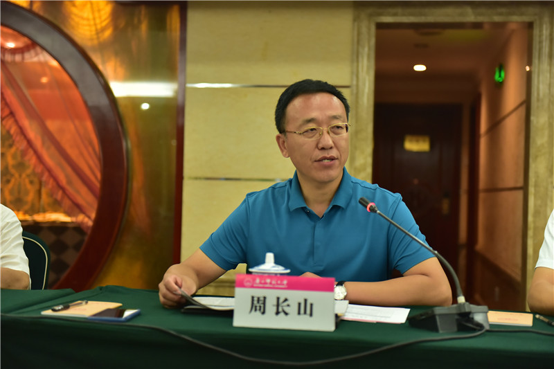 廣西師范大學(xué)教務(wù)處處長(cháng)、《廣西通史》（十卷本）主編周長(cháng)山教授介紹編撰情況（郭倩 攝）.JPG