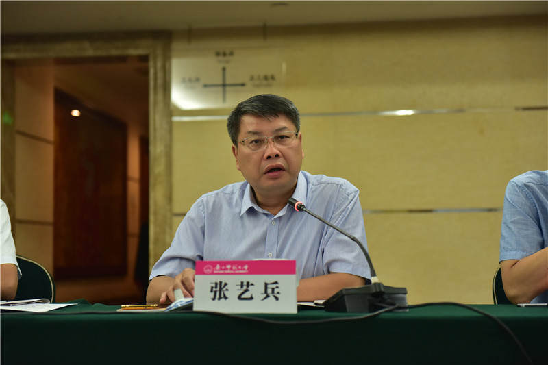 廣西師范大學(xué)出版集團有限公司黨委書(shū)記、董事長(cháng)張藝兵介紹《廣西通史》（十卷本）出版情況 （郭倩 攝）.JPG