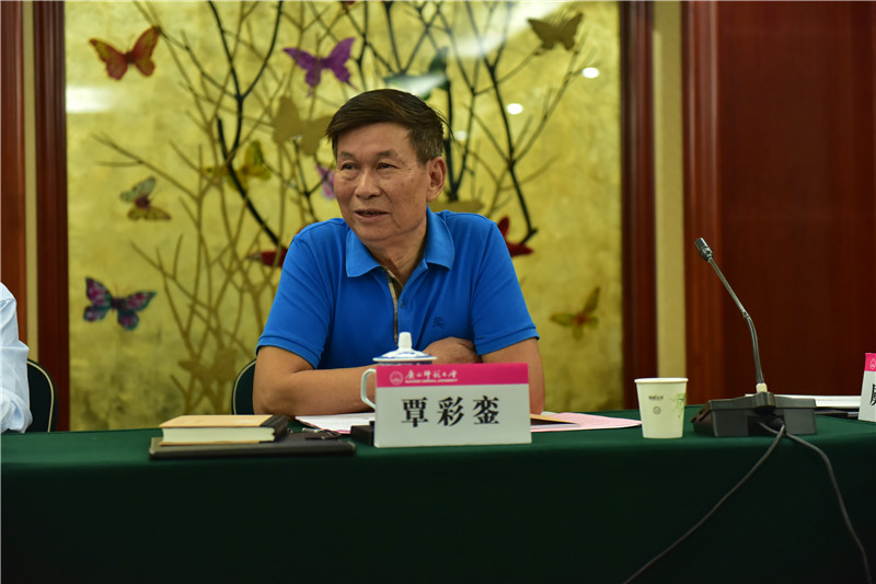 廣西壯學(xué)會(huì )會(huì )長(cháng)、廣西民族研究中心研究員覃彩鑾發(fā)言（郭倩 攝）.JPG