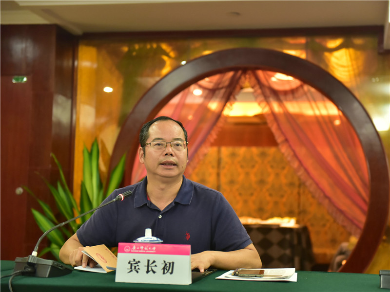 廣西師范大學(xué)出版集團有限公司副總編輯、廣西通史》（十卷本）主編賓長(cháng)初總結發(fā)言（郭倩 攝）.JPG