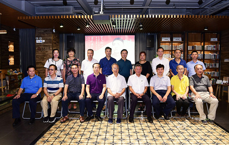 桂林市相關(guān)單位領(lǐng)導，唐景崧同胞三翰林研究會(huì )專(zhuān)家，廣西師大、廣西師大出版社領(lǐng)導合影（李顯楊攝）.JPG