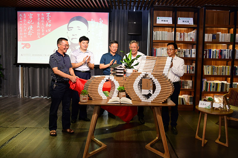 新書(shū)揭幕（左起灌陽(yáng)縣人大常委會(huì )副主任袁高明，廣西師大校黨委常委、紀委書(shū)記莫坷，桂林市社科聯(lián)主席隆斌，作者文崇禮，廣西師大出版社黨委副書(shū)記、總編輯湯文輝）（李顯楊攝）.JPG