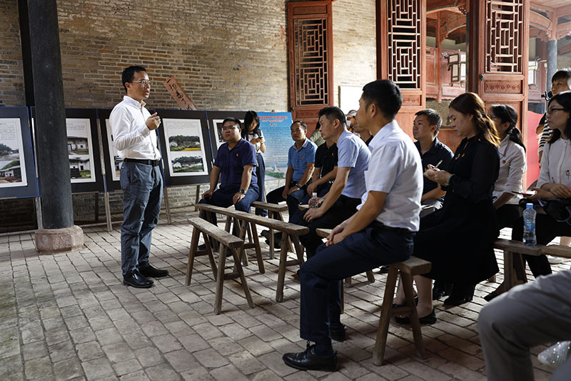 在長(cháng)征文化館開(kāi)展黨課（黃國生 攝）.jpg