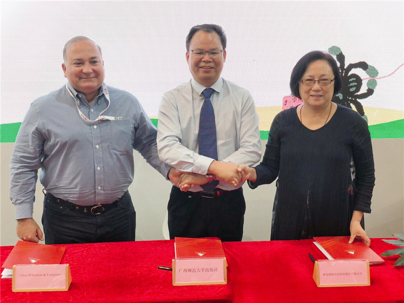 美國艾伯特·惠特曼出版社總裁約翰·夸特羅基（左）廣西師范大學(xué)出版社集團黨委書(shū)記、董事長(cháng)黃軒莊（中）中國臺灣摩課網(wǎng)絡(luò )訊息科技股份有限公司董事長(cháng)劉惠貞（右）  (馮彥中 攝）.jpg