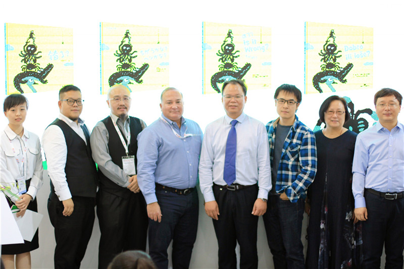 左起：黃安然（桂林魔法象文化傳播有限公司副總經(jīng)理，廣西師范大學(xué)出版社馬來(lái)西亞分社社長(cháng)）、魏運發(fā)（亞洲城市書(shū)苑中國區域業(yè)務(wù)拓展顧問(wèn)）、周和（馬來(lái)西亞亞洲智庫有限公司執行董事）、約翰·夸特羅基（美國艾伯特·惠特曼出版社總裁）、黃軒莊（廣西師范大學(xué)出版社集團黨委書(shū)記、董事長(cháng)）、楊思帆（《錯了？》作者）、劉惠貞（中國臺灣摩客網(wǎng)絡(luò )訊息科技股份有限公司董事長(cháng)）、張俊顯（廣西師范大學(xué)出版社集團董事長(cháng)助理，桂林魔法象文化傳播有限公司董事長(cháng)兼總經(jīng)理）馮彥中_攝JPG.JPG