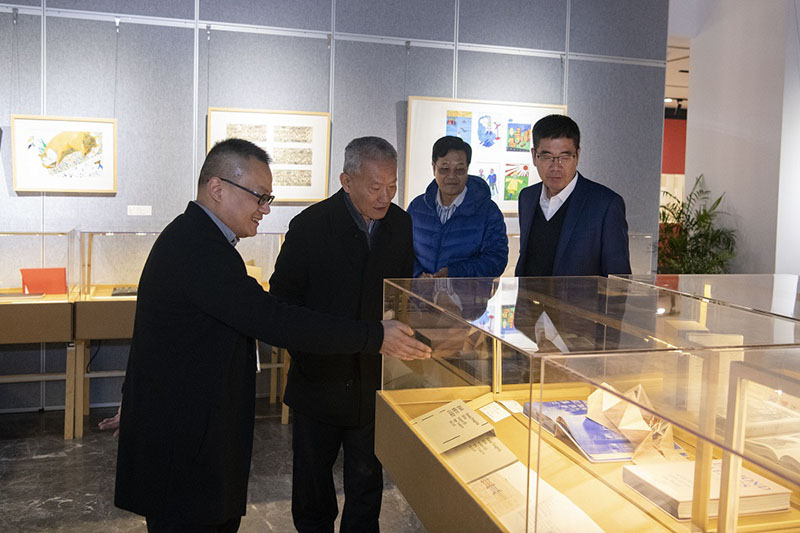 9.國家新聞出版廣電總局原副局長(cháng)、中國出版協(xié)會(huì )常務(wù)副理事長(cháng)鄔書(shū)林（左二）先生參觀(guān)展覽（李顯楊攝）.jpg