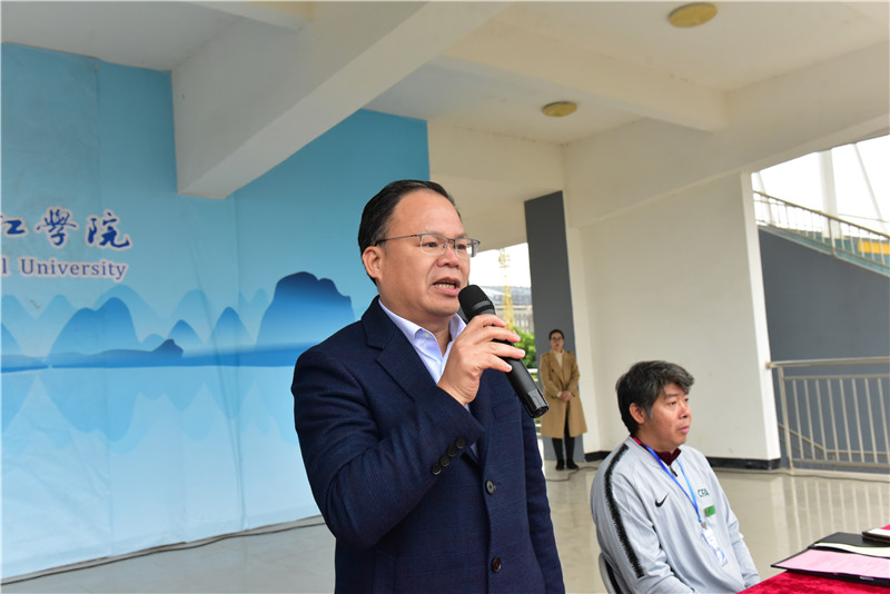 3廣西師范大學(xué)黨委常委、集團公司黨委書(shū)記、董事長(cháng)黃軒莊宣布比賽開(kāi)幕（秦念  攝）.JPG