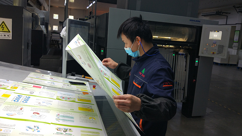 1580962493355786.jpg 社網(wǎng)站2工作人員認真對版調色(黃志攝).jpg