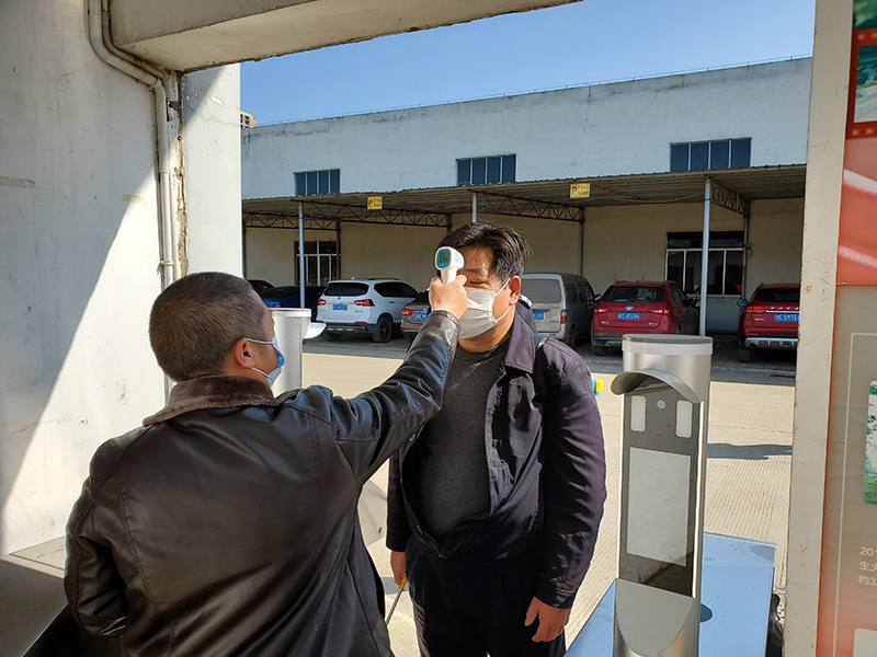 1580962722324029.jpg 社網(wǎng)站4門(mén)衛給入廠(chǎng)員工進(jìn)行體溫監測(黃志攝).jpg