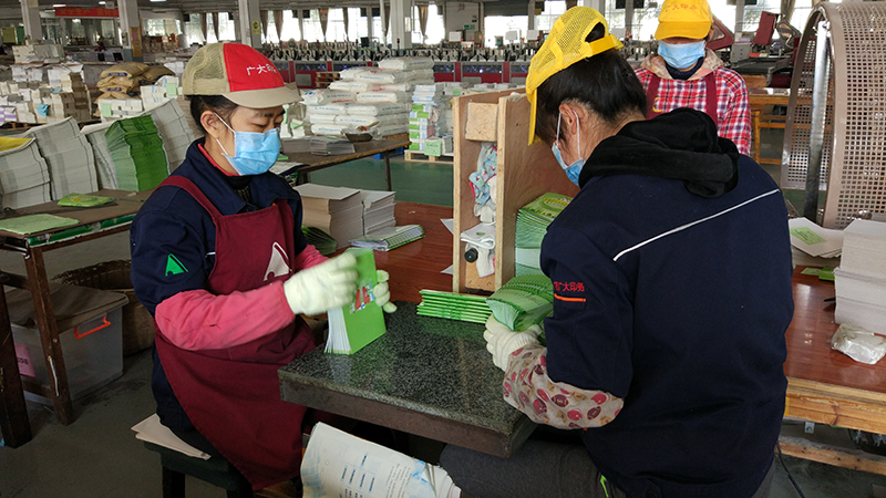 1580962818246055.jpg 社網(wǎng)站5專(zhuān)心致志做好質(zhì)量檢查并清點(diǎn)數量(黃志攝).jpg