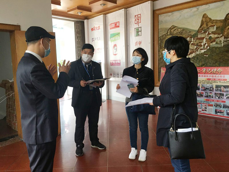 1582774606503730.jpg 七星區區委常委王海燕(左二)帶領(lǐng)檢查組查閱疫情防控及復工工作臺賬.jpg