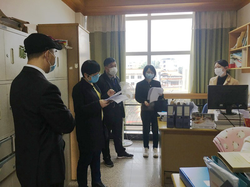 1582774627328590.jpg 期刊傳媒集團總經(jīng)理石德林(左一)向檢查組介紹集團疫情防控工作舉措.jpg