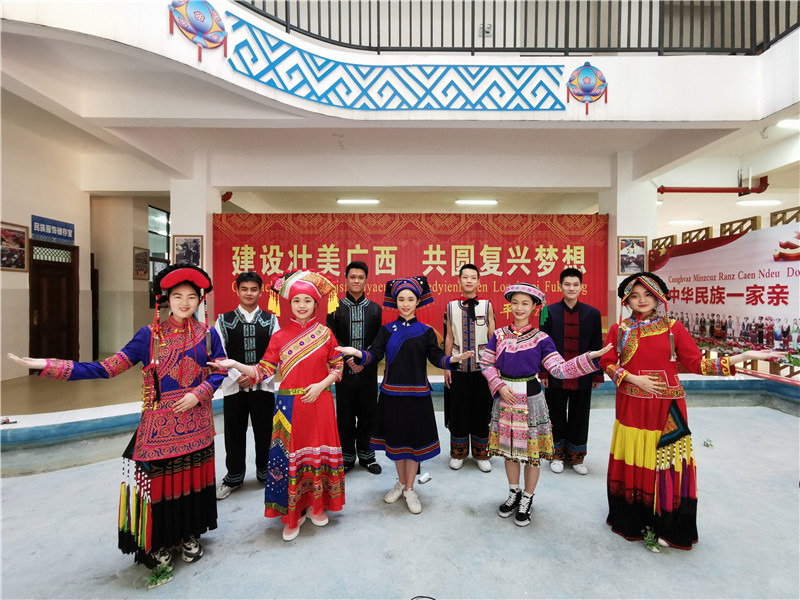 百色民族高級中學(xué)學(xué)生身穿少數民族服飾，分別用代表方言解讀詩(shī)歌《繡袈裟衣緣》（黃立情 攝）.jpg