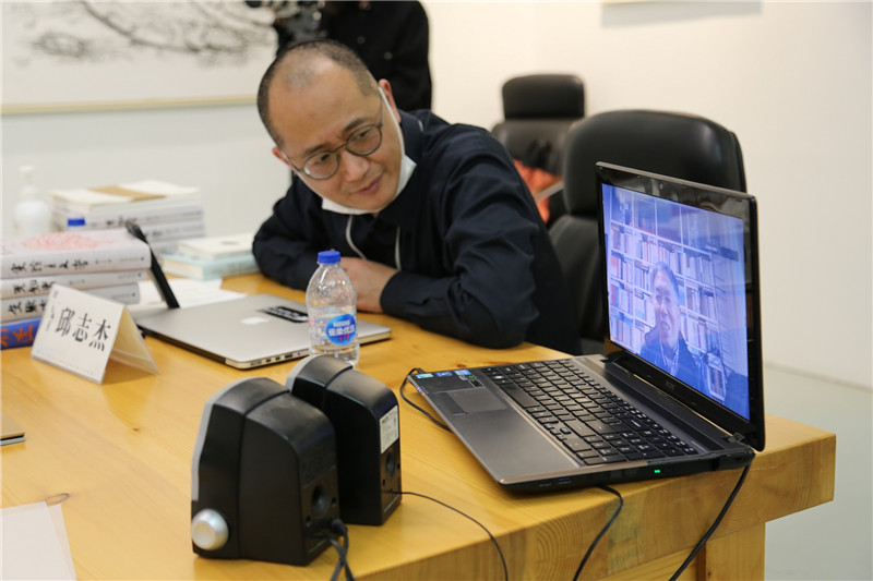 邱志杰與美術(shù)史學(xué)家、中國美術(shù)學(xué)院教授范景中視頻連線(xiàn)（虛苑供圖）.jpg