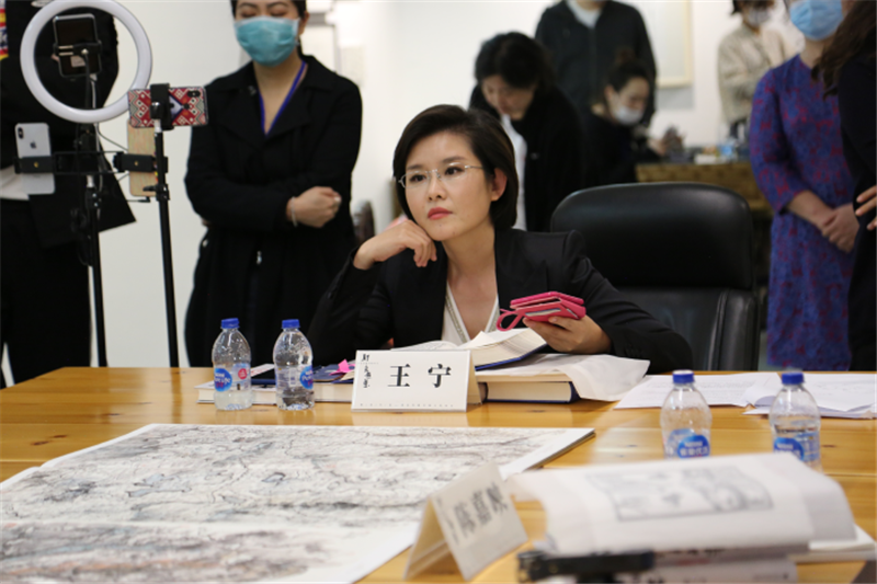央視主持人、“鏡閱讀”計劃發(fā)起人王寧主持對談環(huán)節（虛苑供圖）.png