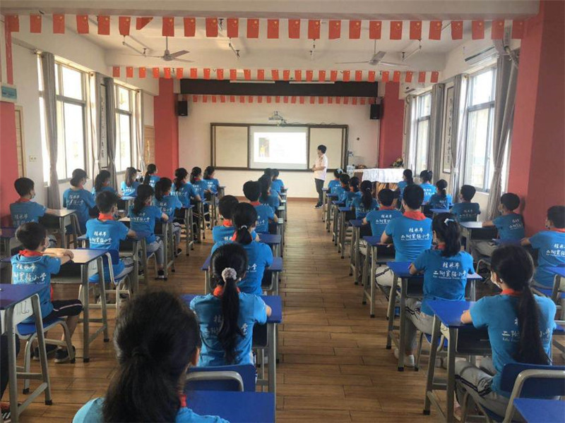 1589181389429328.jpg 廣西師范大學(xué)出版社詩(shī)想者編輯段吟風(fēng)為同學(xué)們介紹《花間物事》內容.jpg